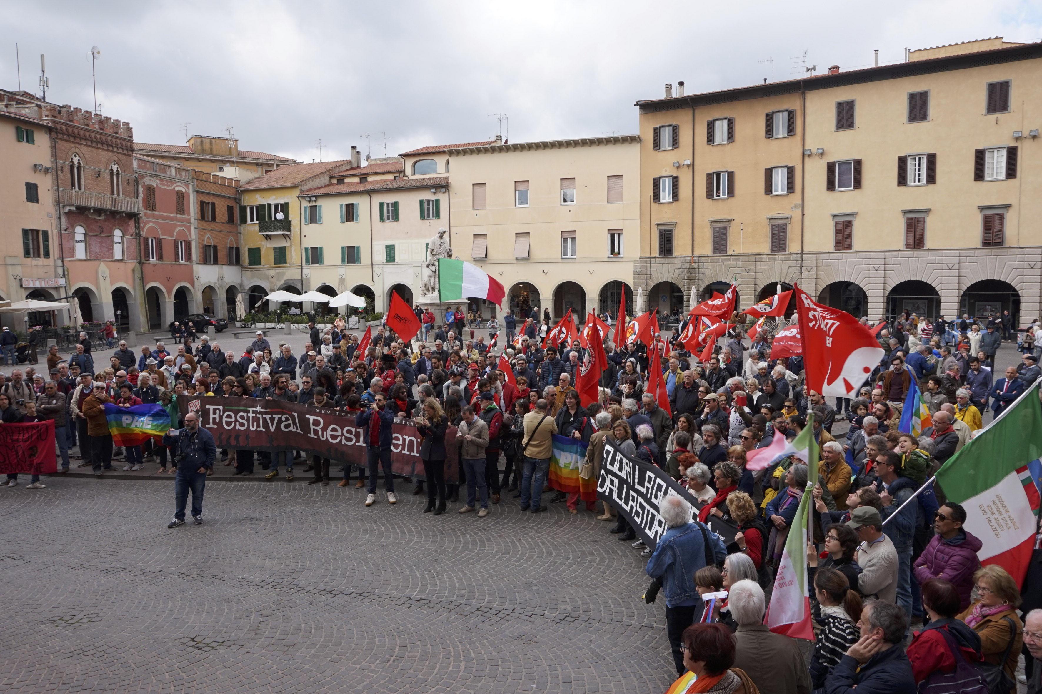Piazza Dante gremita per le celebrazioni del 25 aprile (foto Agenzia Bf)