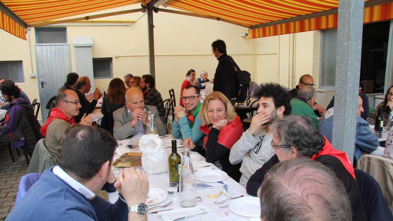 Il Pranzo del partigiano al circolo Arci Borgonuovo, la donna al tavolo è presidente dell'Anpi Angela Riviello (foto Batavia)