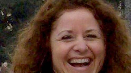 Donna muore a 49 anni sotto gli occhi del marito