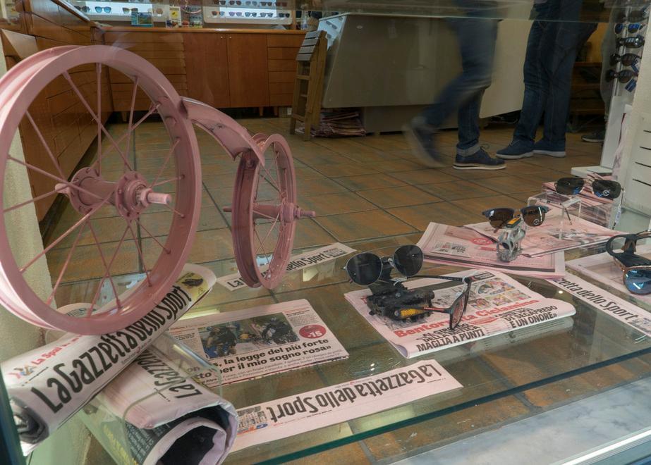 Alghero, il centro storico si colora di "rosa": sale la febbre per il Giro 