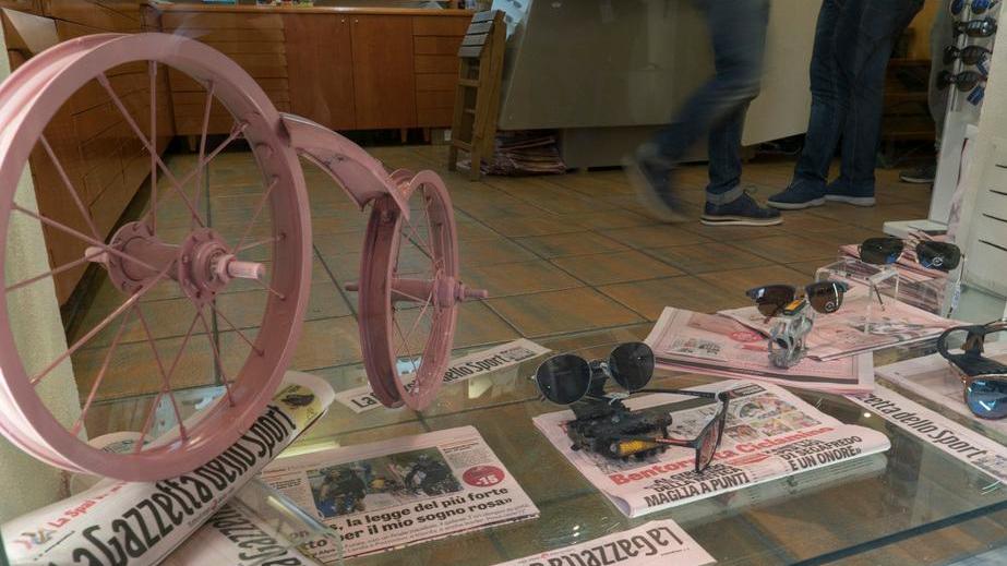 Alghero, il centro storico si colora di "rosa": sale la febbre per il Giro 