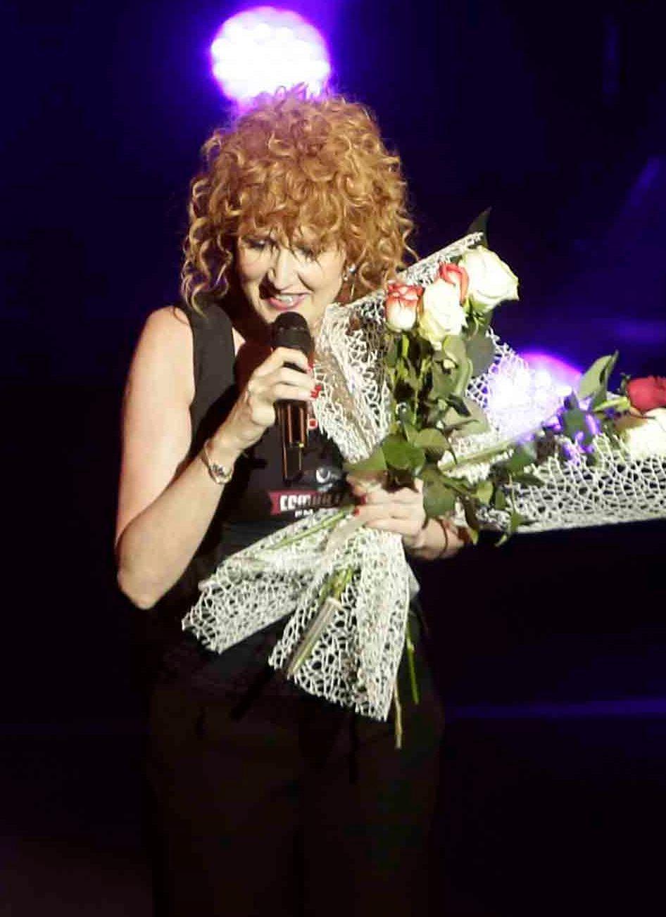 Piovono rose sul palco per Fiorella 