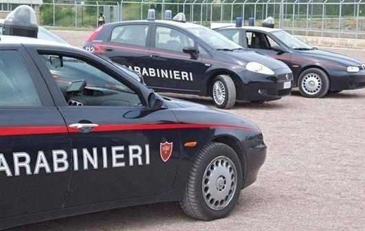 Arrivano i carabinieri, li aggredisce 