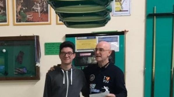 Studenti a lezione di biliardo sportivo