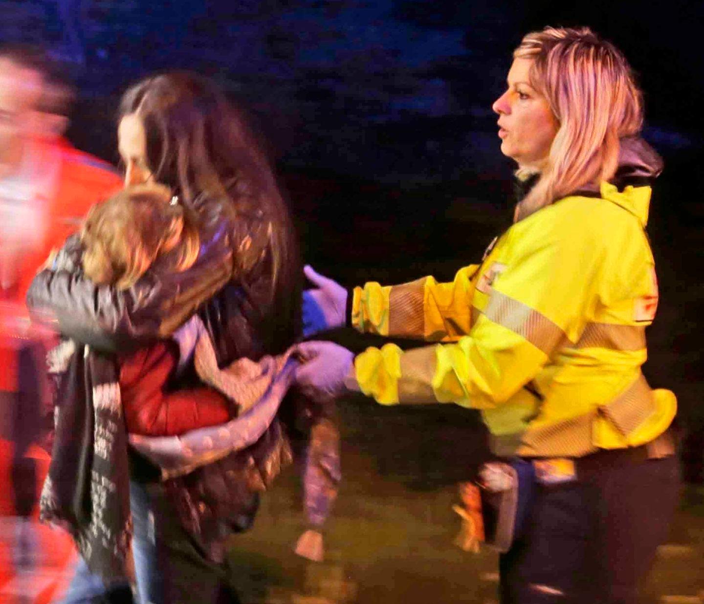 Auto nel fosso, famiglia salva per miracolo 