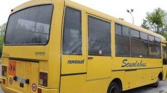 Vandali contro i bus: rotti i fanali e le porte