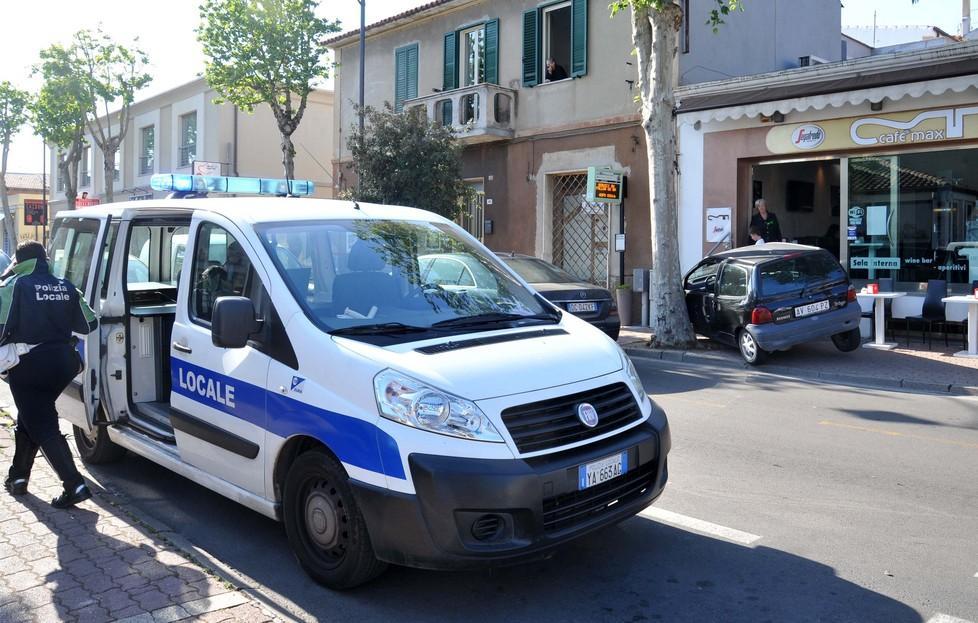 Utilitaria senza controllo travolge una cameriera 