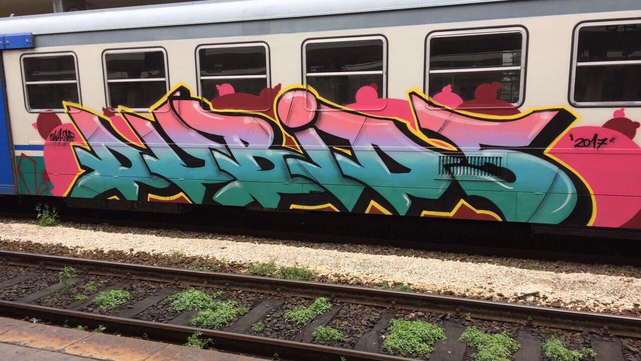 Uno dei treni imbrattati