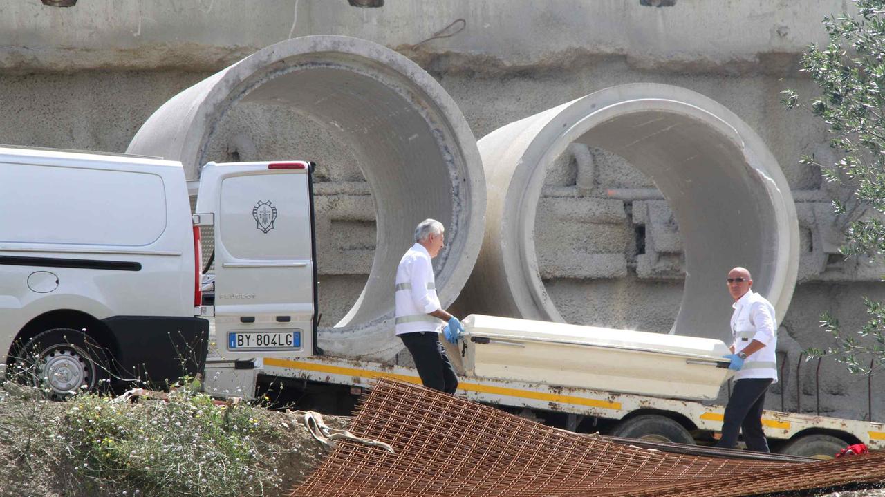 La rimozione della salma di Maurizio Benassi (foto Batavia)