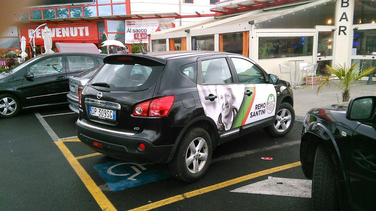 L'auto di Santini parcheggiata sugli stalli per i disabili