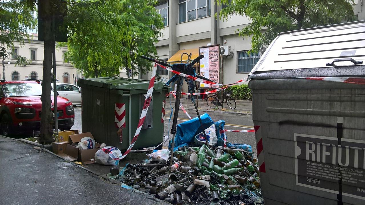 Quel che resta della campana data alle fiamme in via 20 Settembre