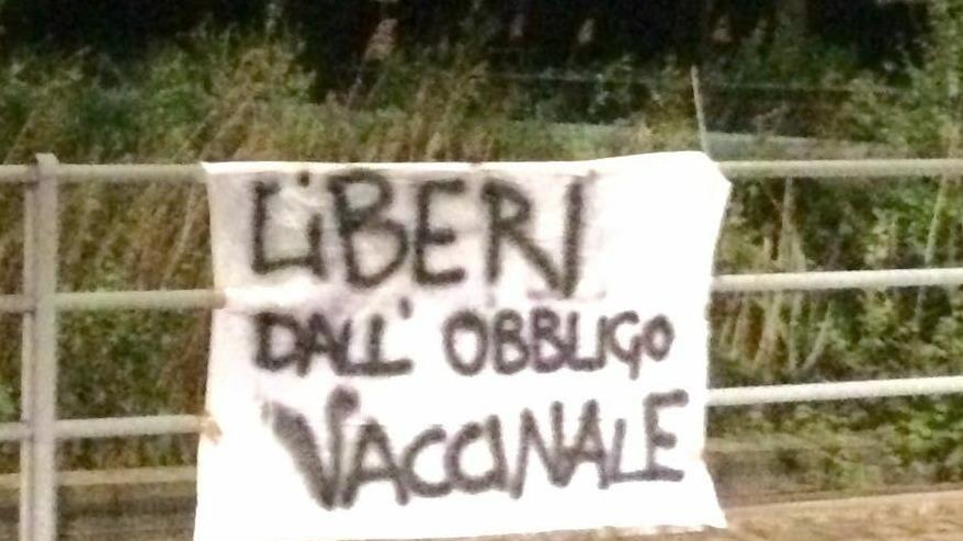 Striscioni anti vaccini a Viareggio, i medici dell’Asl: «Irresponsabili»