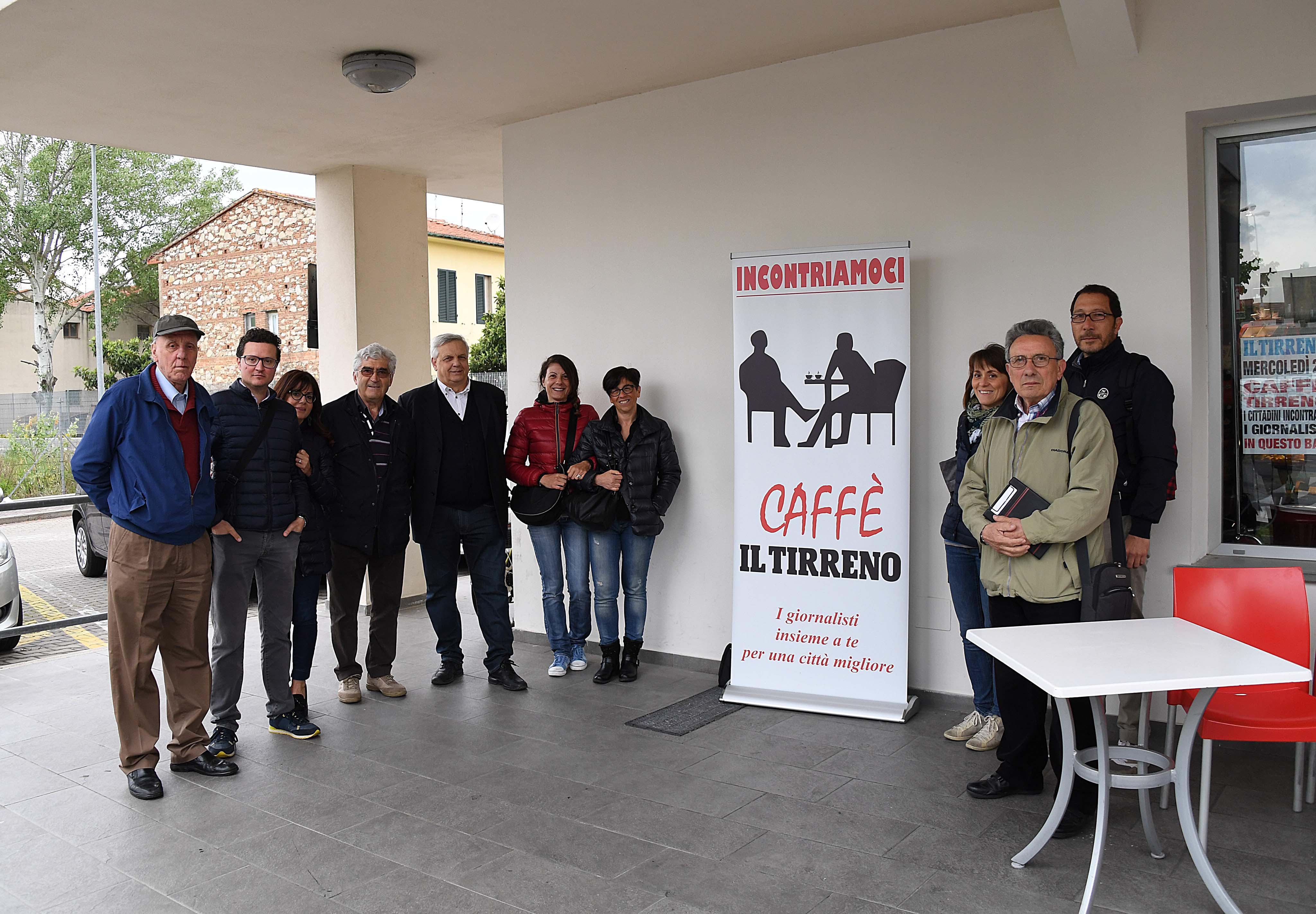 Cittadini e giornalisti al Caffè Tirreno alla Galimberti (Foto Franco Silvi)