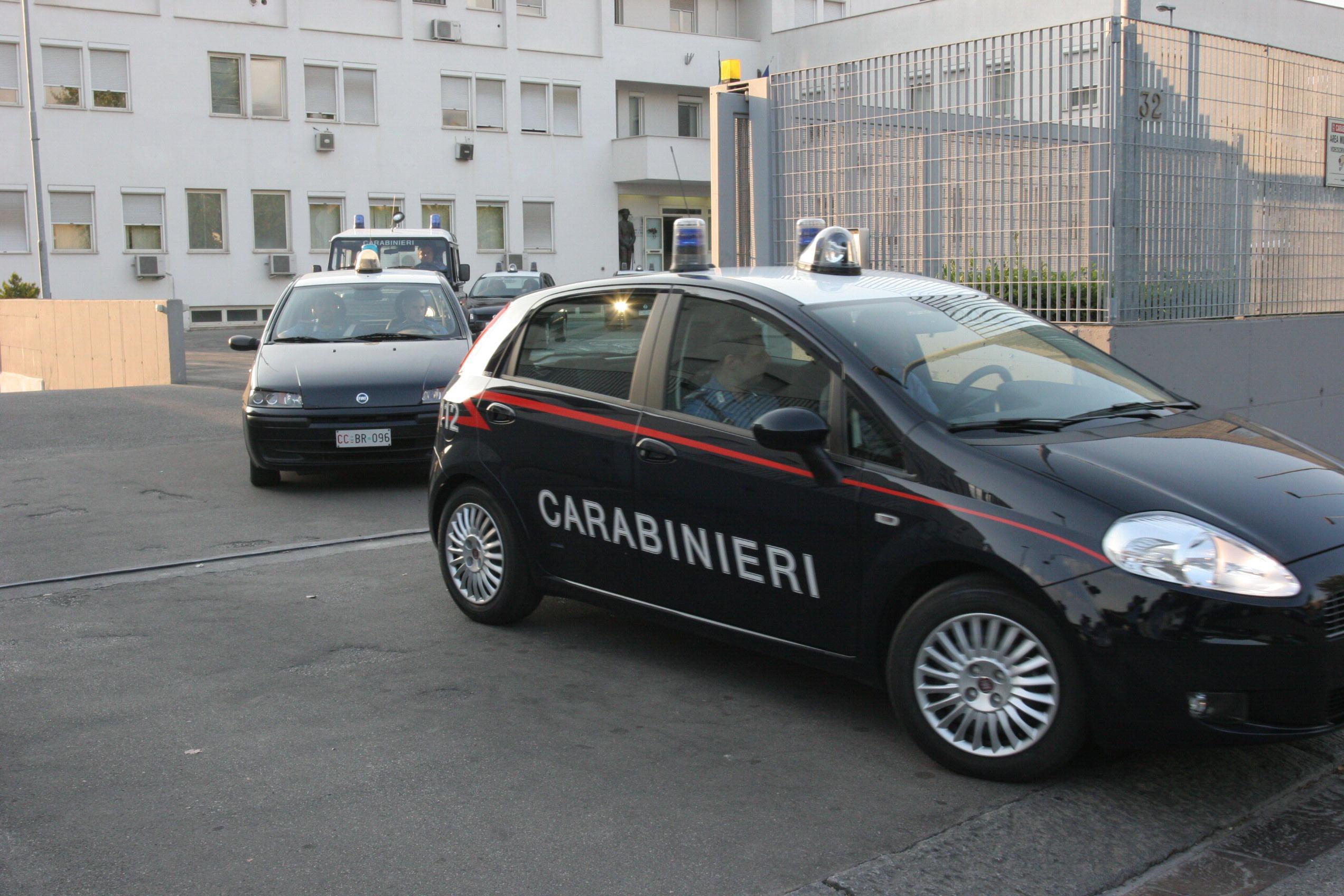 Una pattuglia davanti al Comando provinciale dei carabinieri