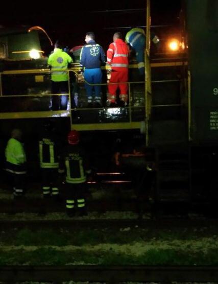 Morto folgorato a 18 anni, il racconto dell'amico: «È salito sul locomotore, poi ho sentito un tonfo»  