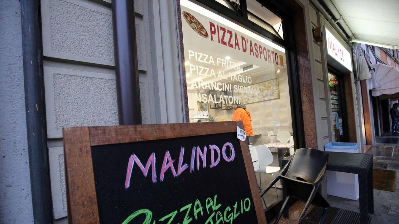 Reggio Emilia, rapinata della borsa sotto la minaccia di una pistola