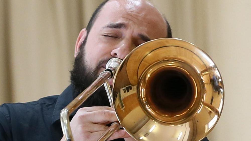 Cazzuola e trombone, il muratore-musicista si diploma al Peri