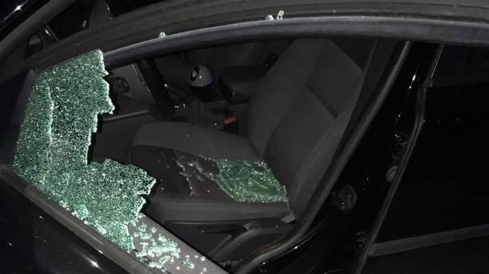 Spaccate sulle auto, si cerca una banda di vandali