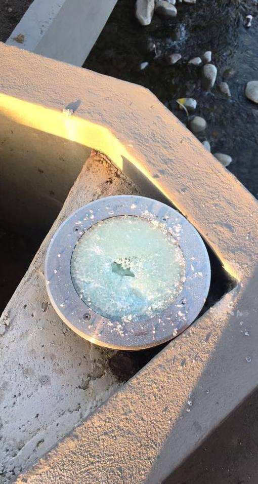 Vandali in azione contro le lampade del ponte Europa 