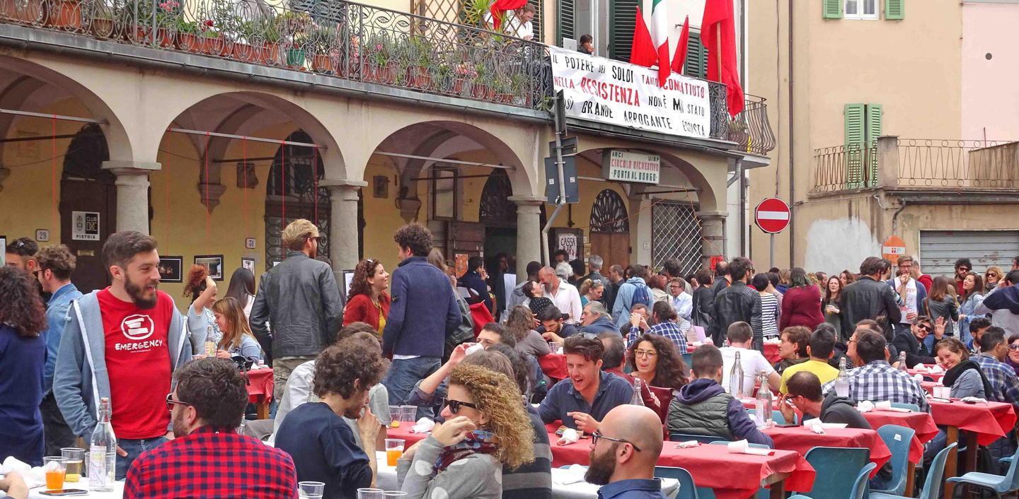 Il pranzo in strada batte il record di presenze 