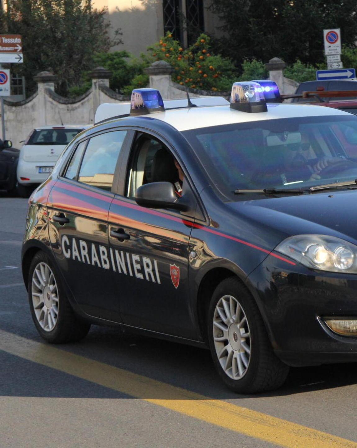 Aggredito a calci e pugni e rapinato dietro casa