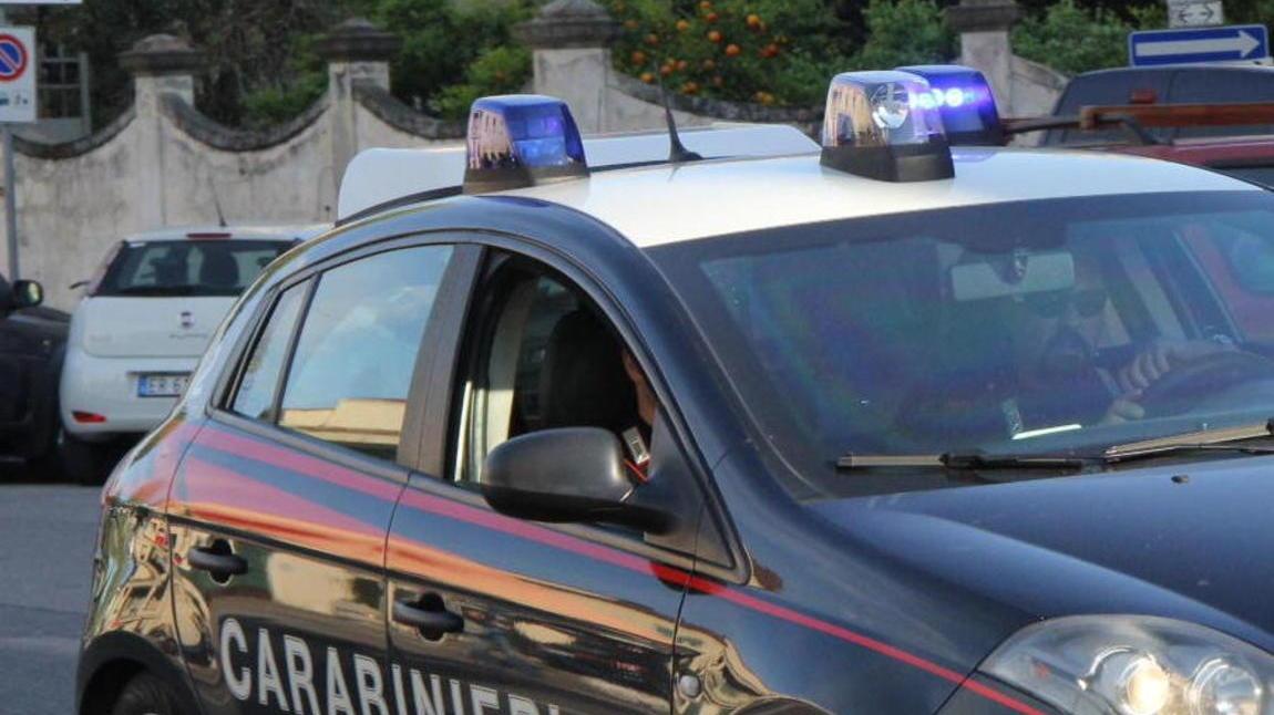 Aggredito a calci e pugni e rapinato dietro casa