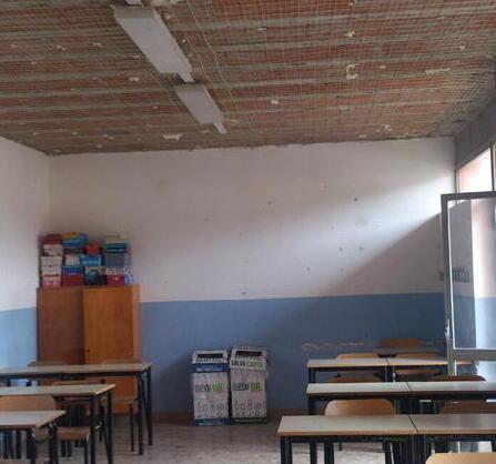 Rientro a scuola  con le reti  ai soffitti  dopo il crollo