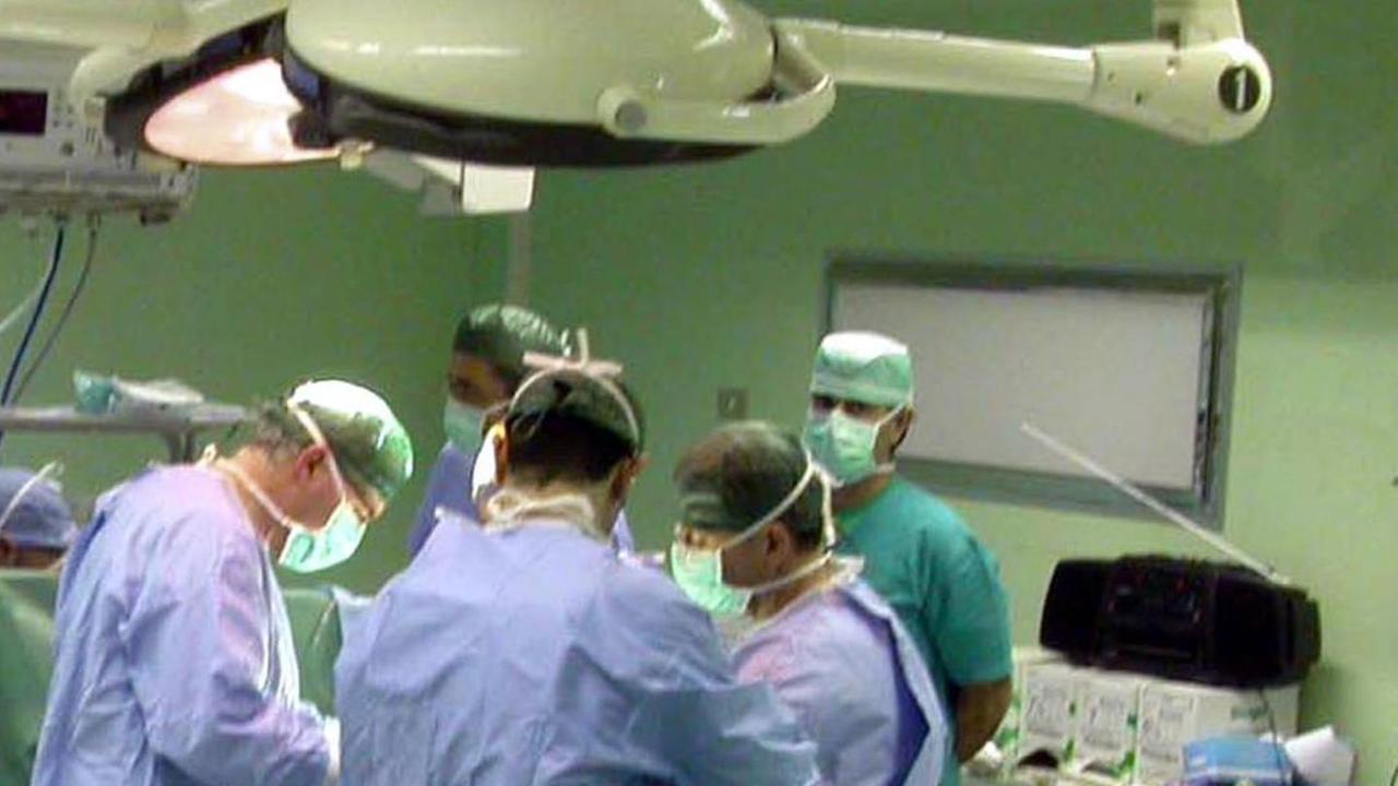 Torna a casa a trovare la madre e muore davanti alla figlia di 7 anni