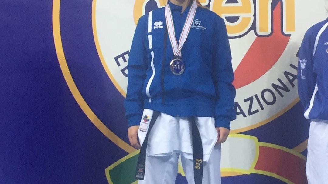 Eva Lenzi alza la coppa a Montecatini