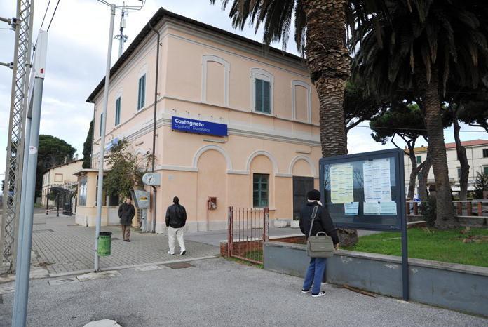 Stazione ferroviaria locali e spazi esterni lasciati in abbandono 