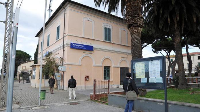 Stazione ferroviaria locali e spazi esterni lasciati in abbandono