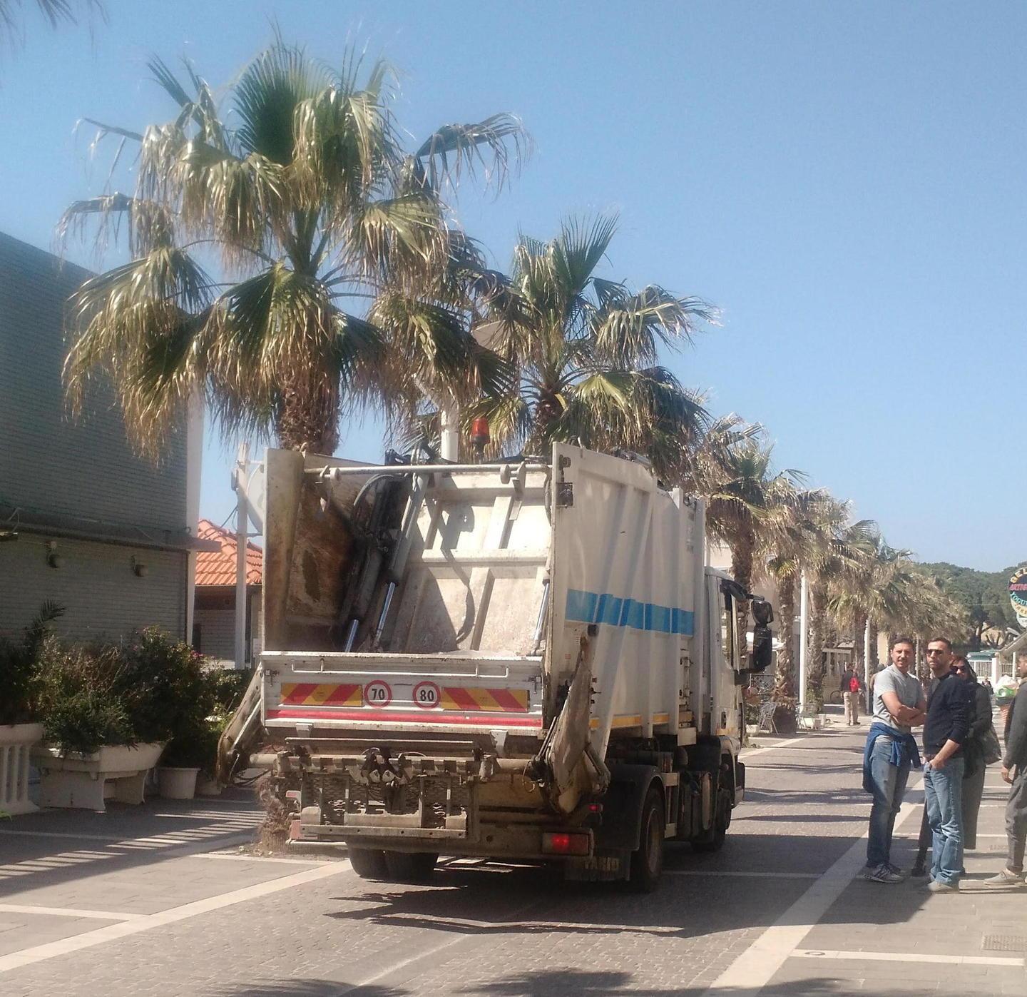 «E Rea svuota  i cassonetti all’ora di pranzo»