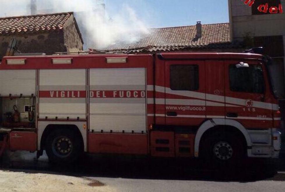 Rogo in casa, si rifugia in terrazza: salvato dai vigili
