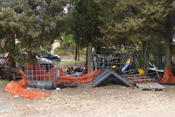 Giardino pubblico trasformato in deposito