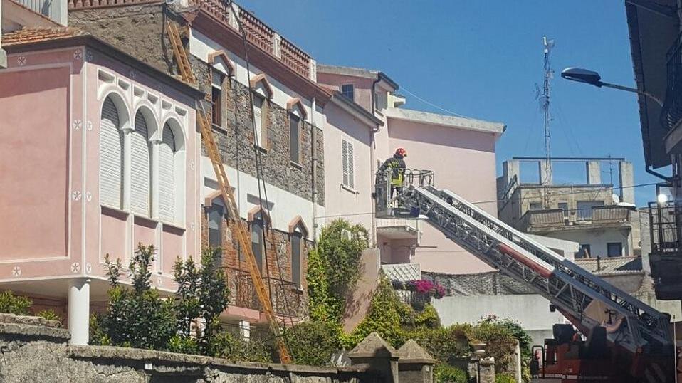 Appartamento devastato da un violento incendio