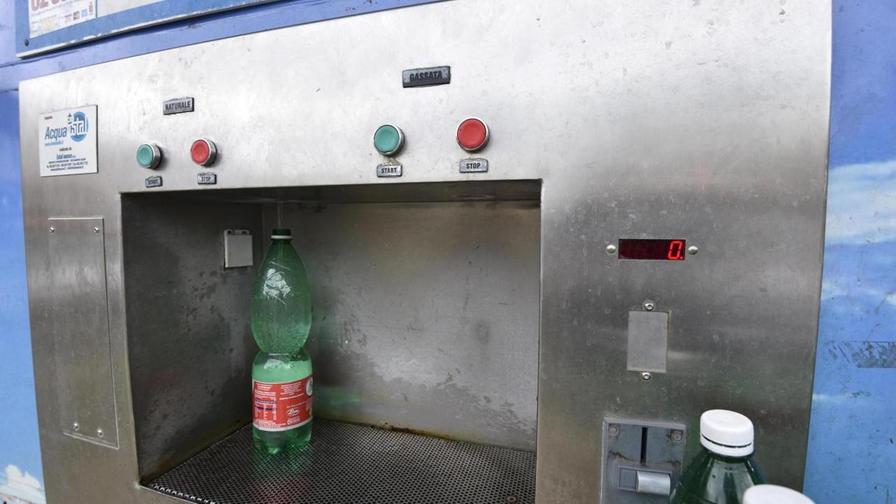 Casetta dell’acqua a mezzo servizio