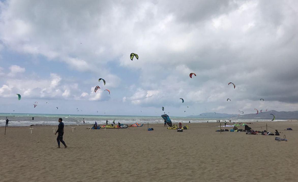 Kiters a frotte, ma le concessioni sono chiuse 