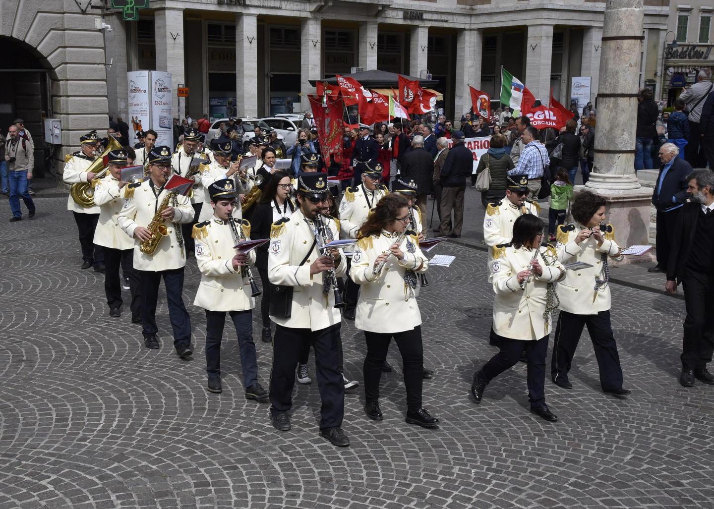 Tanti in piazza a cantare “Bella ciao” 