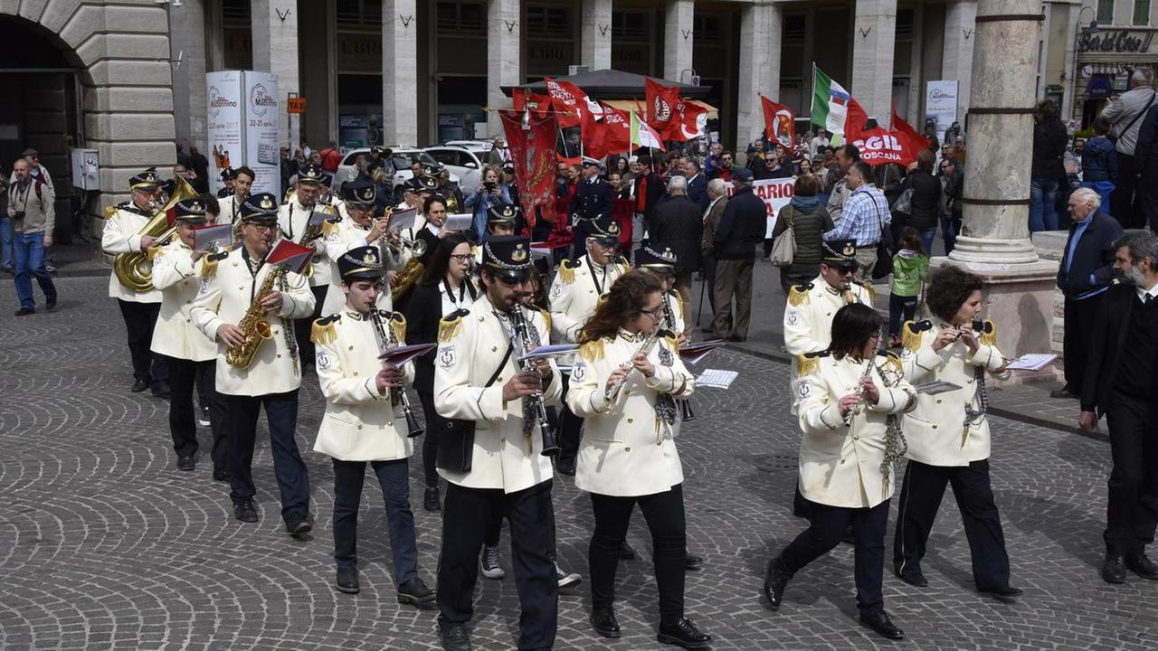 Tanti in piazza a cantare “Bella ciao”