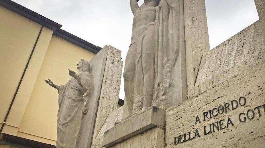 A Seravezza deposta una corona d’alloro al Monumento ai caduti della Linea Gotica