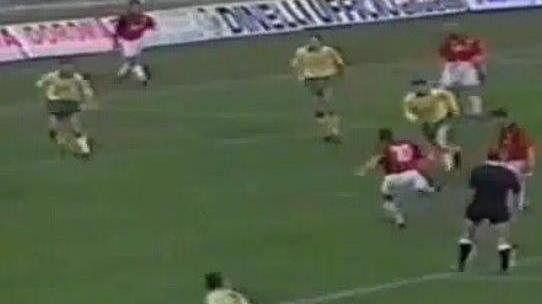 Bruno Russo calcia verso la porta del Newcastle, sarà il gol del provvisorio 1-0