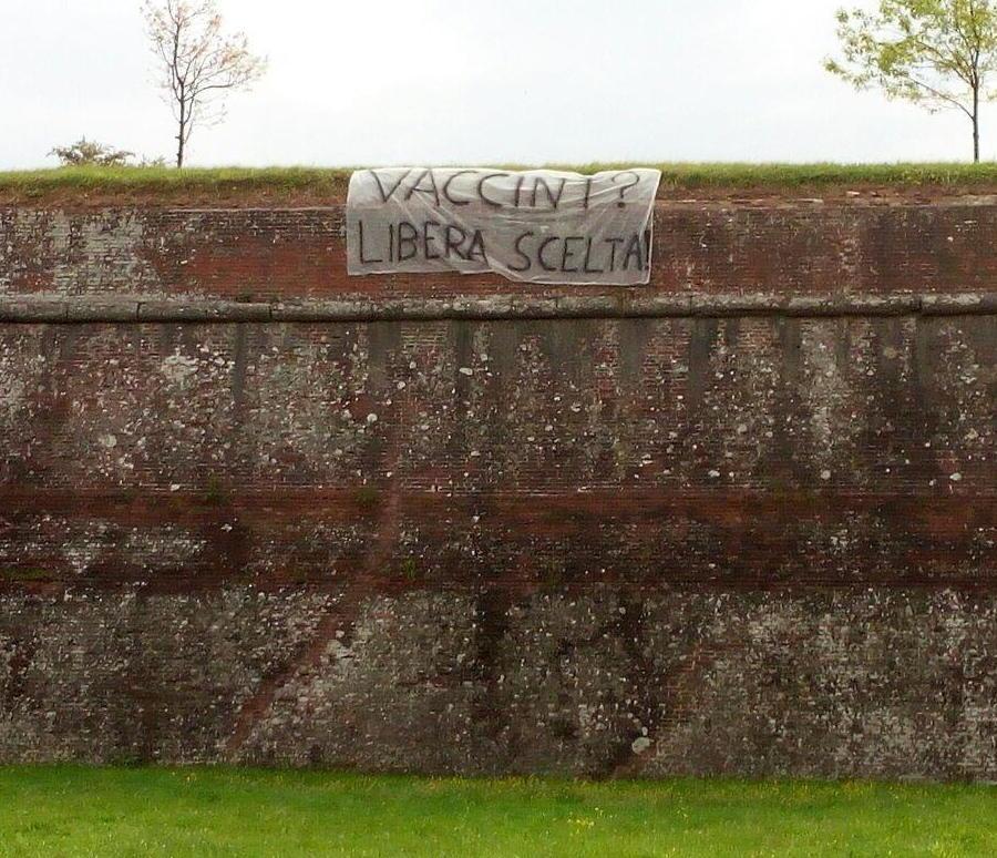 Striscioni di protesta dei genitori contro l’obbligo vaccinale 