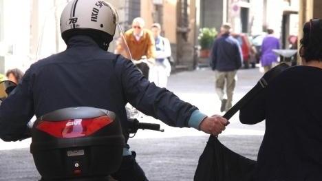 Scippo ai Ronchi, caccia a scooter