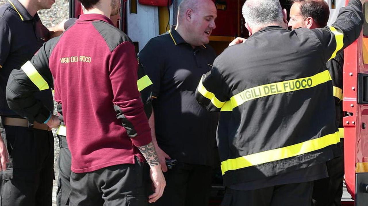 Muore a 23 anni nella scarpata per recuperare la tenda volata
