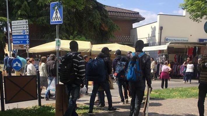 San Marco, abusivi messi in fuga dalla polizia municipale