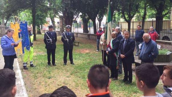 I commissari prefettizi depongono i fiori