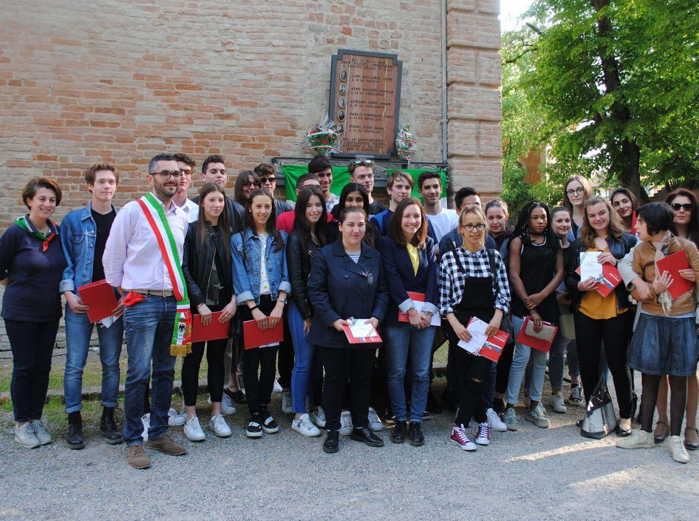 Donata la Costituzione ai 18enni 