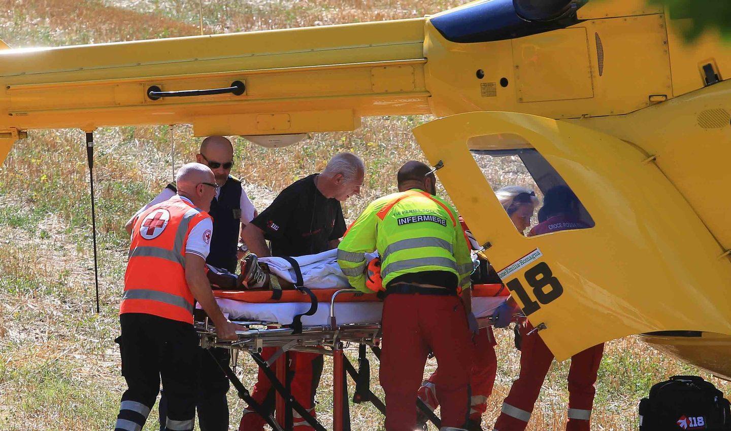 Ferito un motociclista uscito di strada in curva 