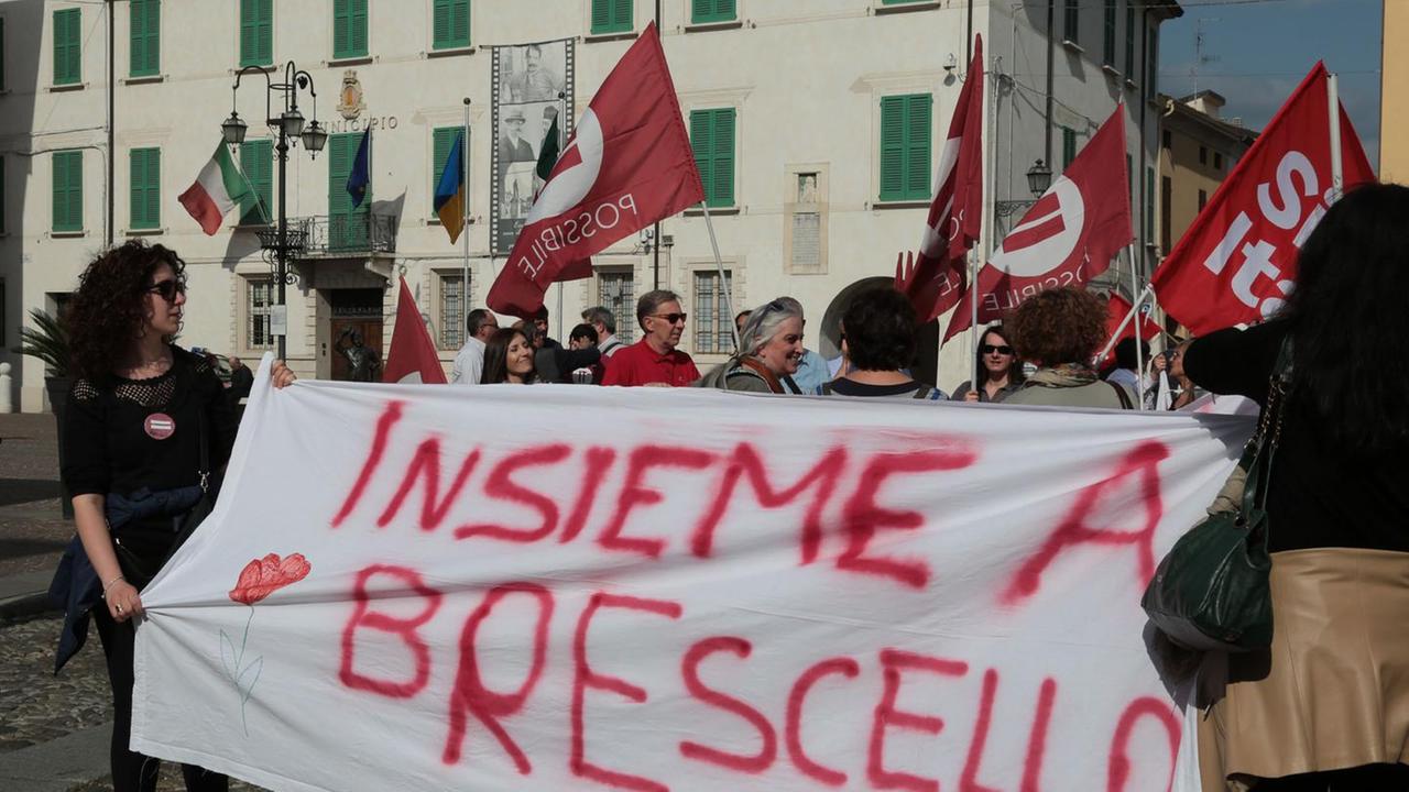 Il corteo antimafia sfila in strade deserte con le finestre chiuse