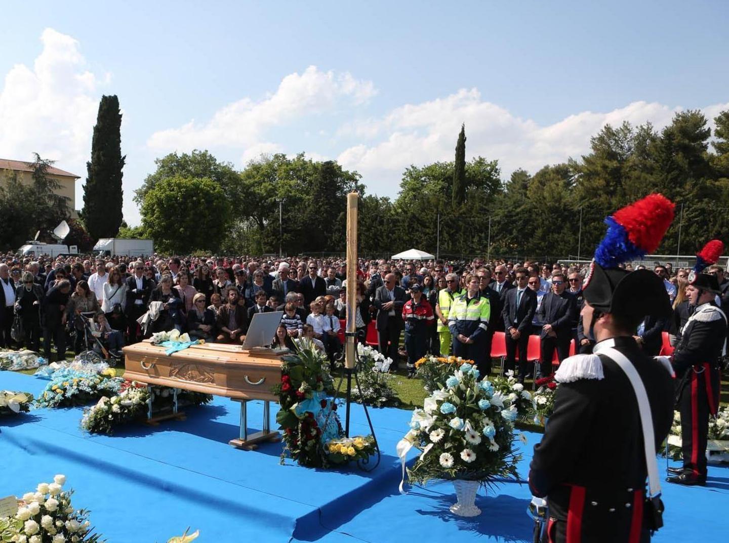 In migliaia per Scarponi «Addio capitano vero»